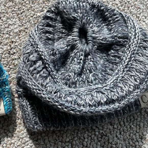 CC KIDS Black and White knit beanie with ponytail hole - Picture 2 of 2